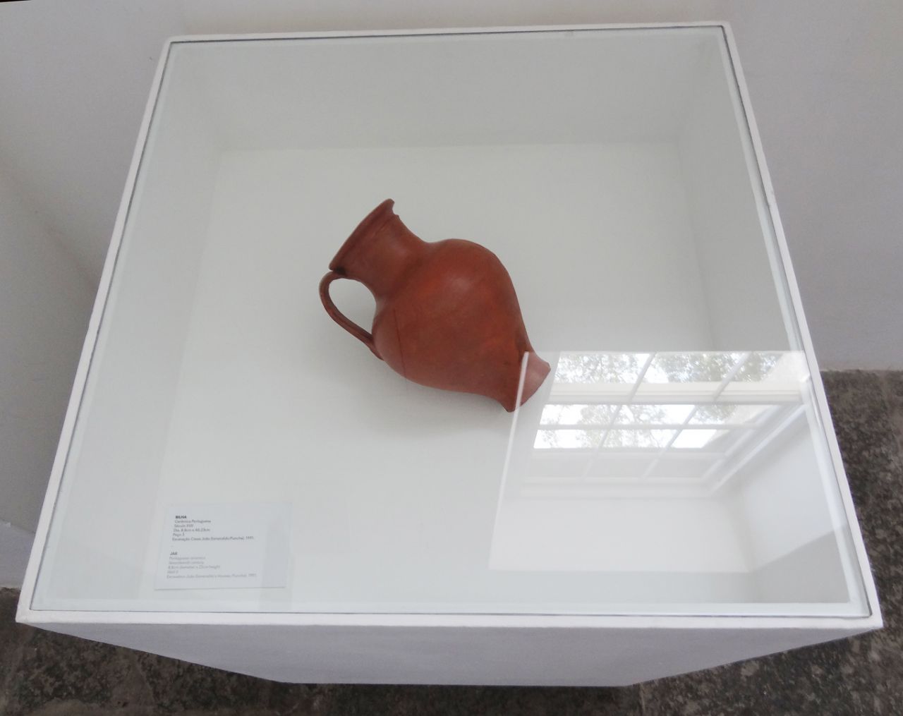 Vitrina da bilha de barro, 1700 (c.), exposição O Colégio dos Jesuítas ...