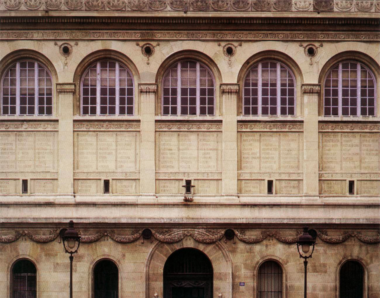 Fachada da Biblioteca de Sainte Geneviève com os nomes dos principais