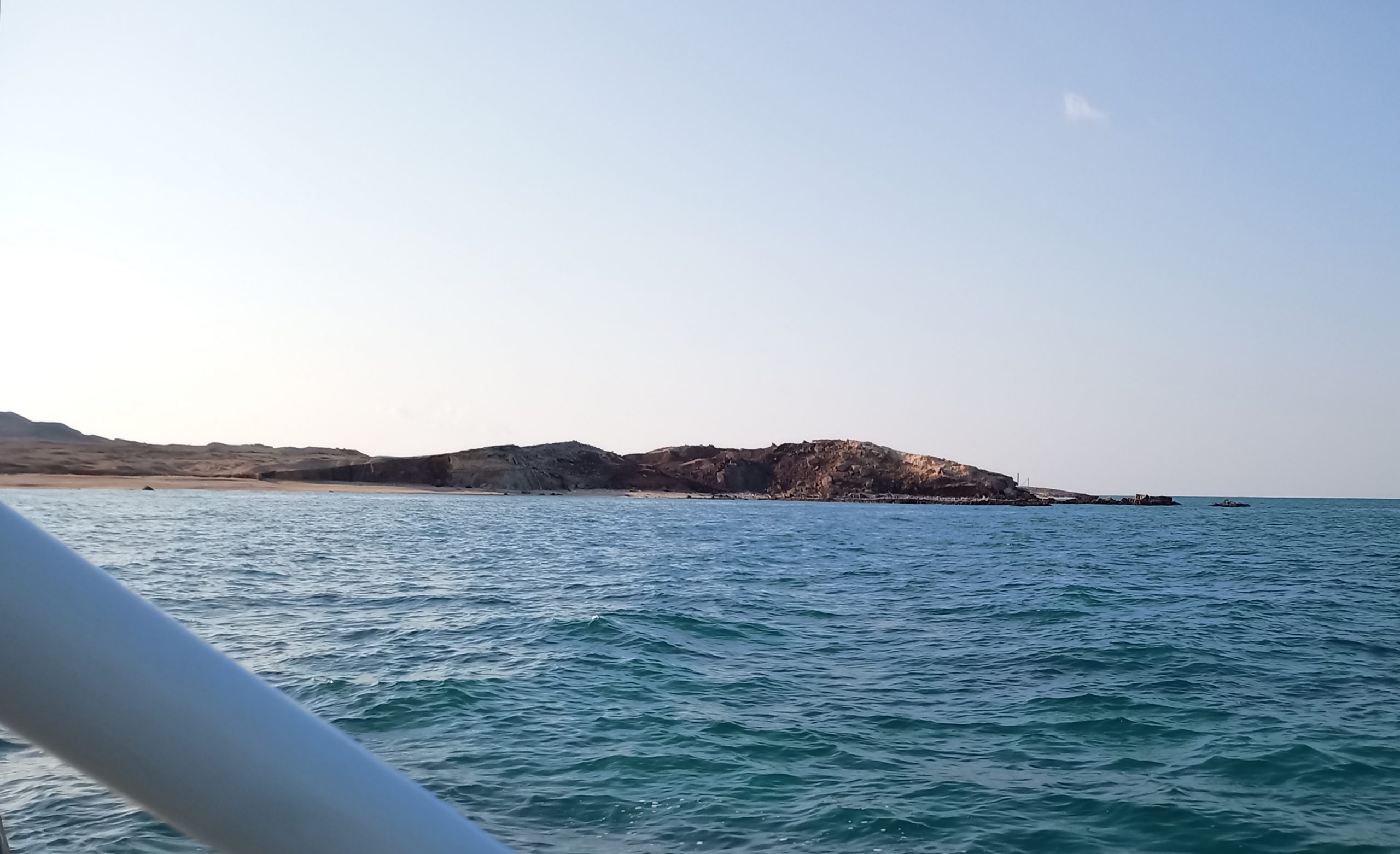 Pontão da ilha Sir Bu Nair, 3 de dezembro de 2021, emirado de Sharjah ...