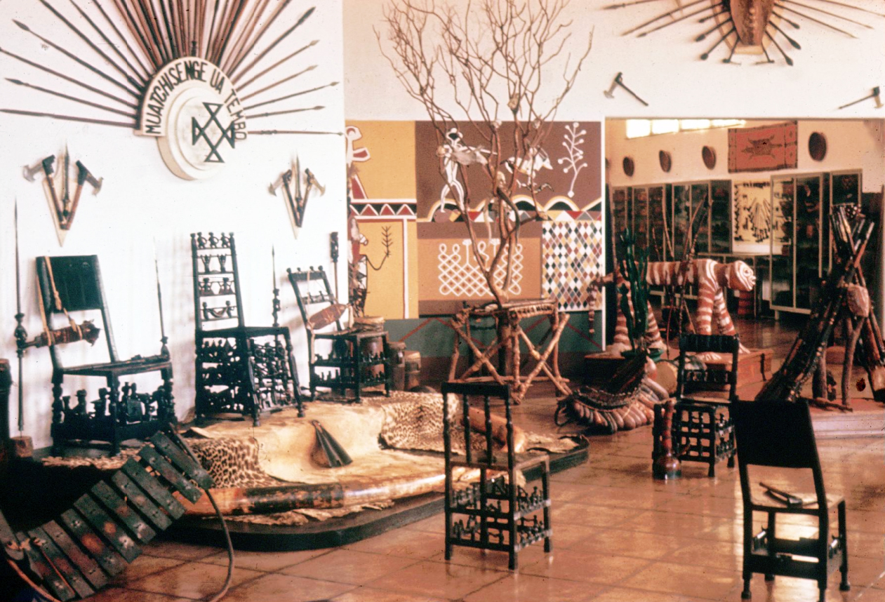 Dundo Interior do Museu do Dundo, Sala de Honra em 1969, Dundo (Diamang ...
